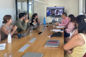 Equipo analizando datos para optimizar el presupuesto de marketing y tomar decisiones estratégicas orientadas al crecimiento empresarial